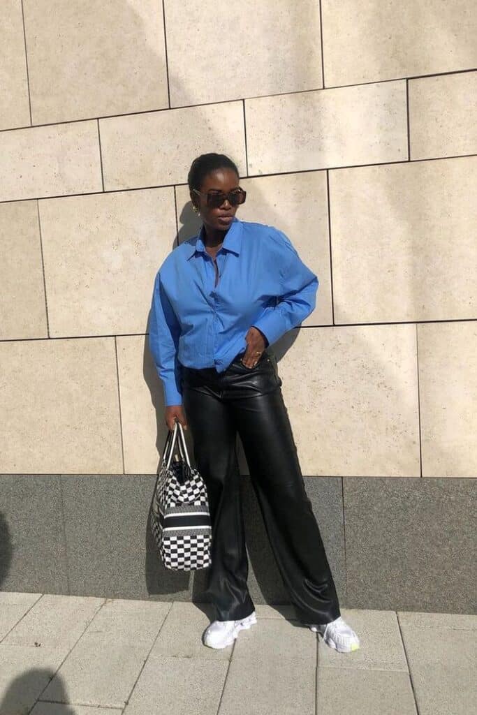 look femme 30 ans chemise bleue pantalon cuir